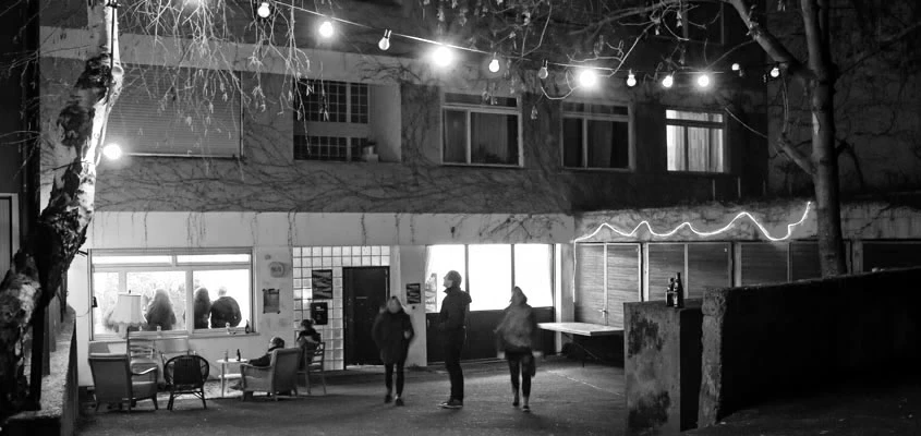 Im Hof der Ateliers im Westen – mit bunter Beleuchtung zur Langen Nacht der Museen