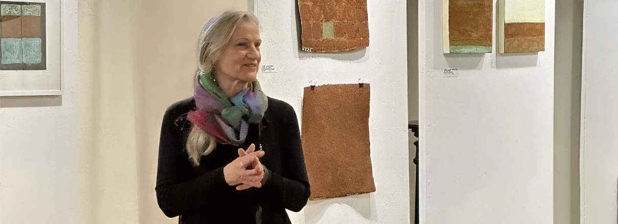 Crista Gipser Stuttgart West – Kontakt. Das Bild zeigt die Künstlerin auf ihrer Vernissage