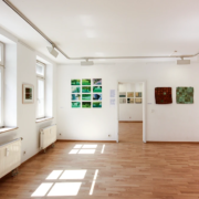 Lichtdurchflutete Räume der Galerie Interart