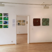 Mehrere Bilder des Zyklus Found Places hängen in der Galerie Interart