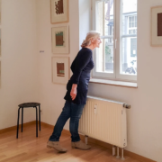 Crista Gipser steht im Fenster in der Galerie Interart