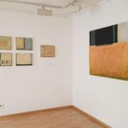 Mehrere Bilder des Zyklus Found Places hängen in der Galerie Interart